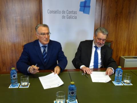 Alfredo García e José Antonio Redondo no acto de sinatura do protocolo anticorrupción Fegamp e Consello de Contas